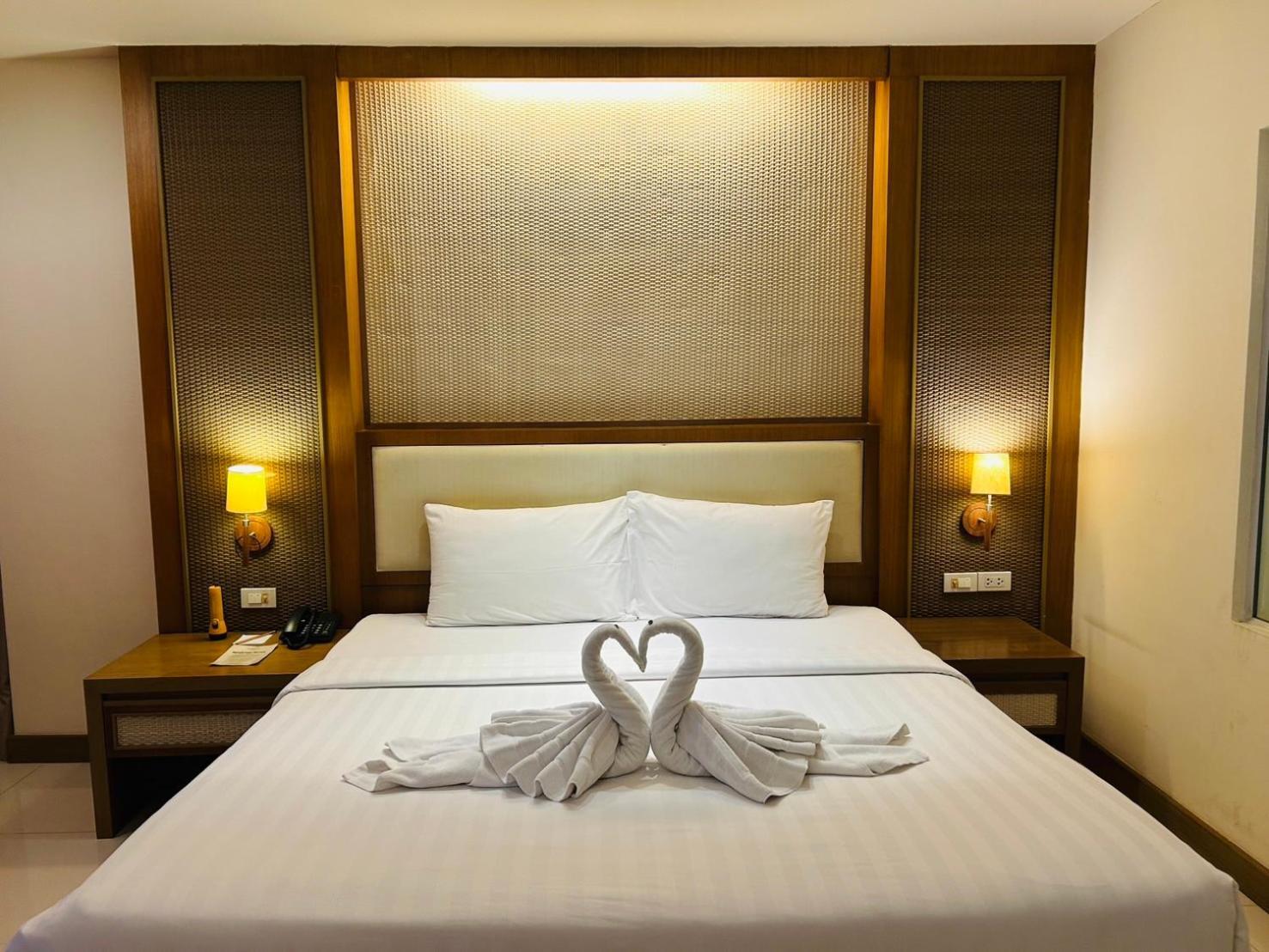 Ashlee Plaza Patong Hotel & Spa Exteriör bild